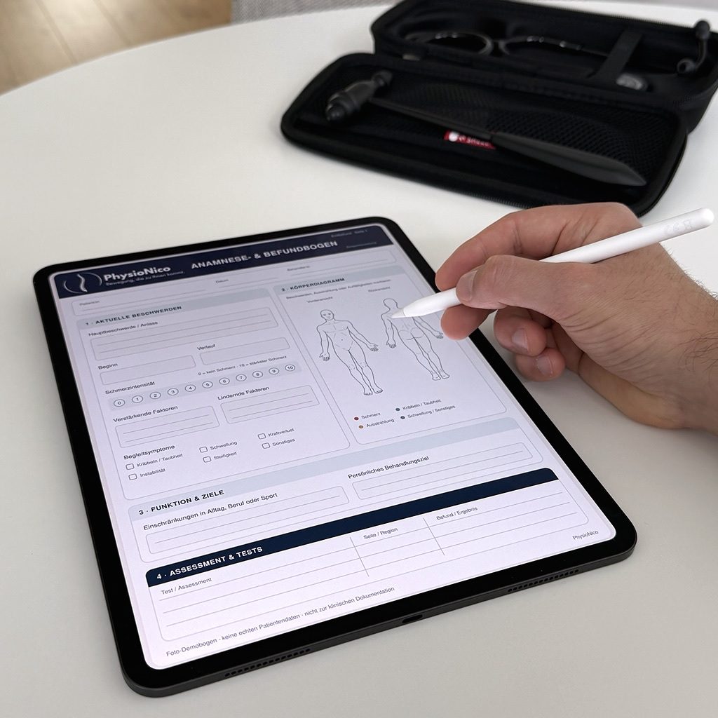Digitale Anamnese und Befundaufnahme Physiotherapeut dokumentiert Anamnese und Befund digital auf einem iPad.